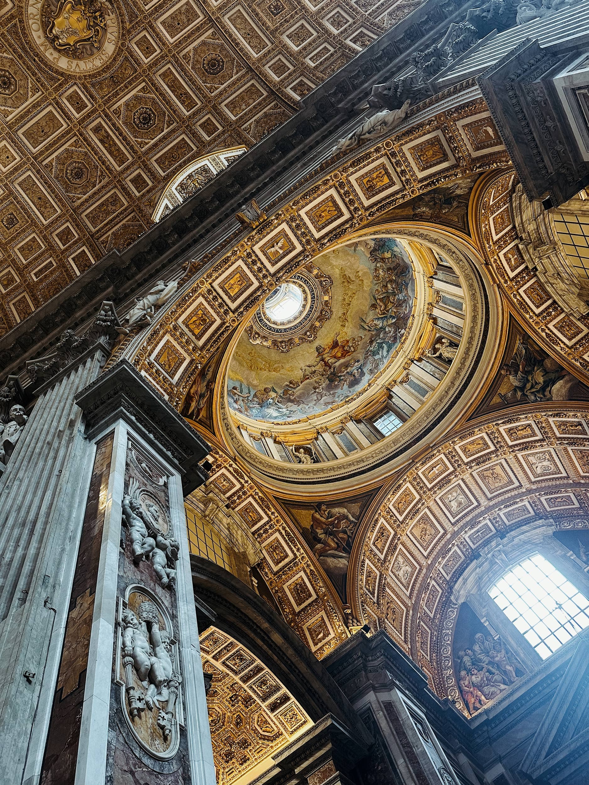 An image of an ancient building with an artistic ceiling. 
