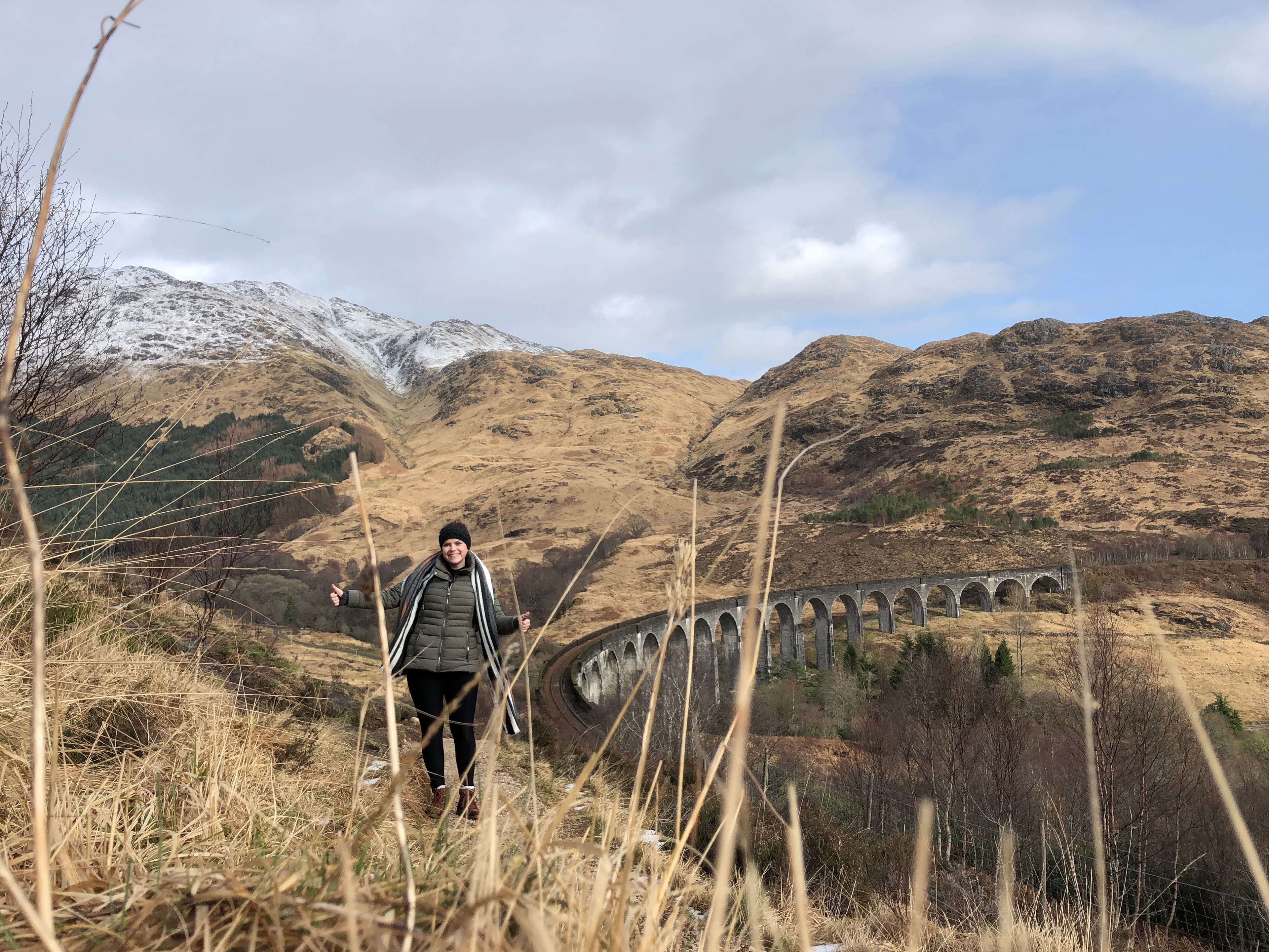 Advisor on a hike through a dry mountain landscape on a cloudy day