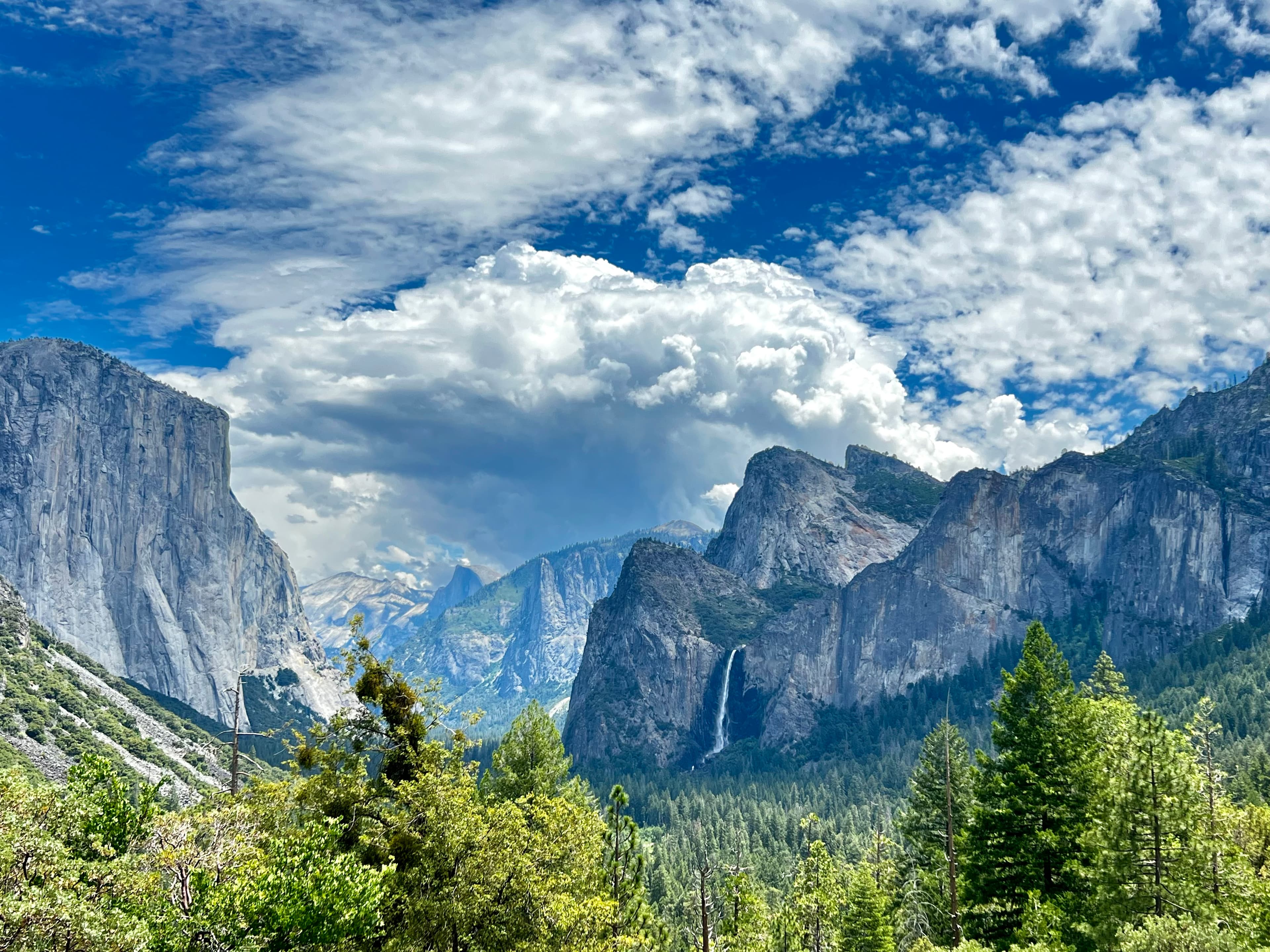 A breathtaking view of Yosemite National Park in California, showcasing its majestic cliffs and lush greenery.