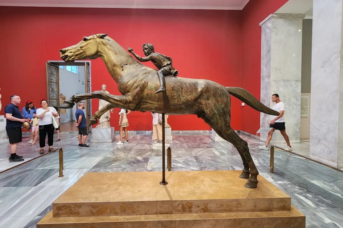 A picture of a horse statue in a museum.