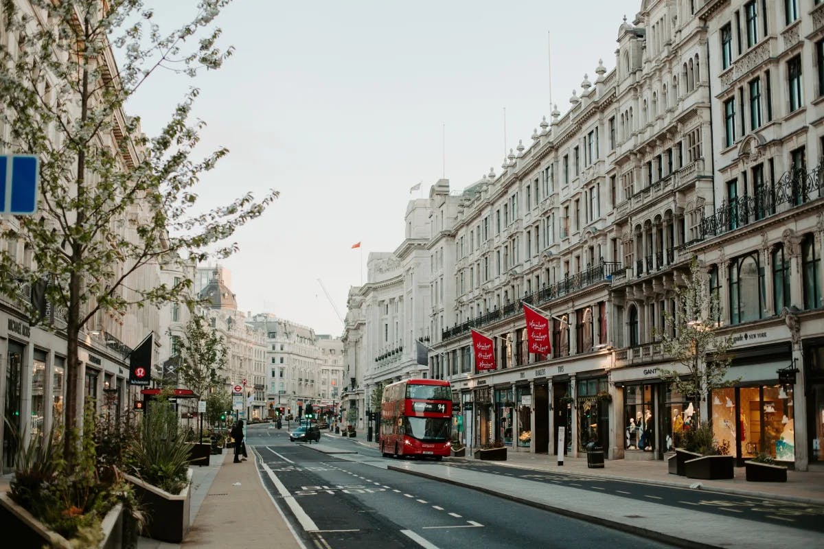 streets-in-daytime-london-travel-guide