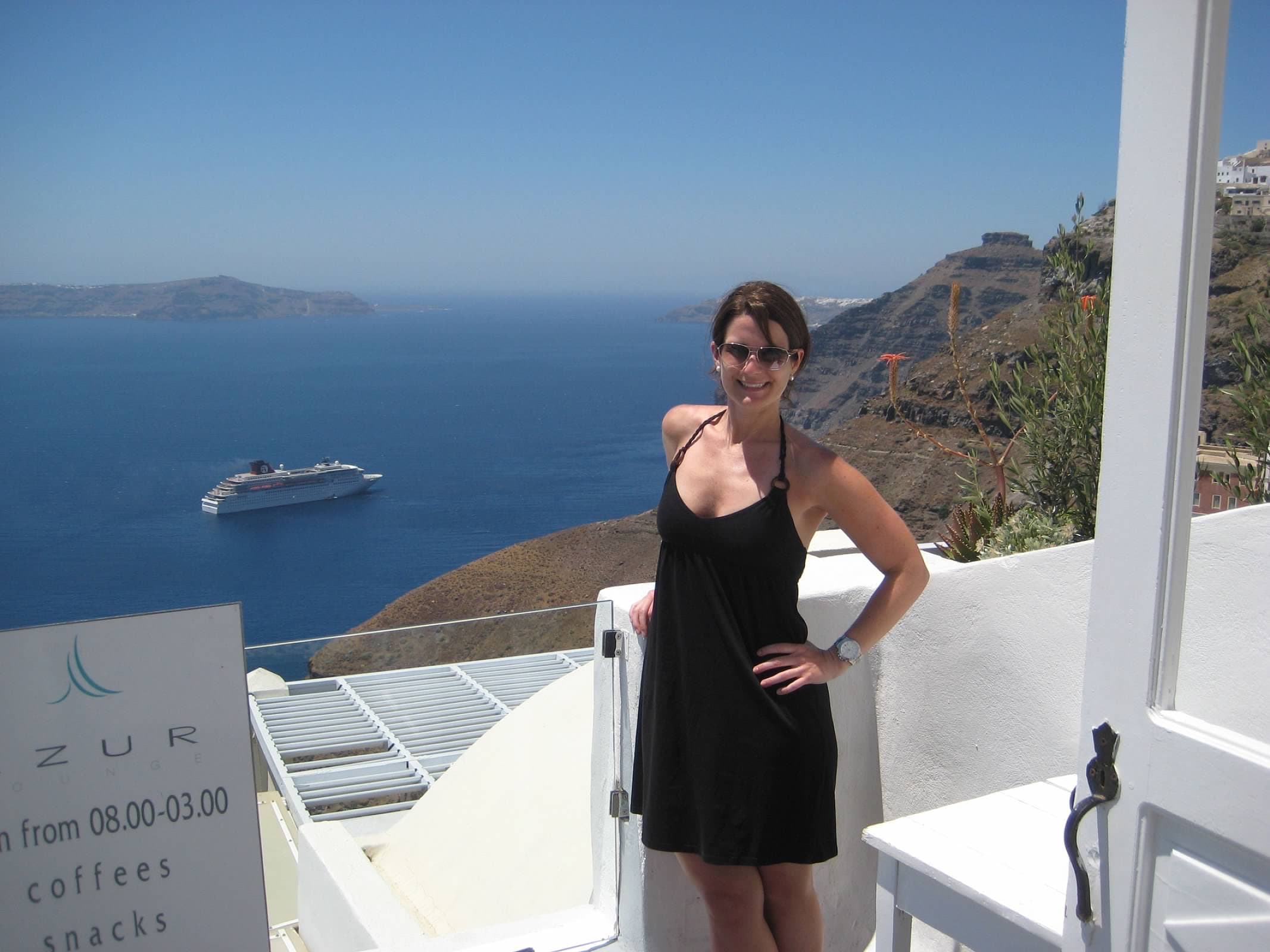 Travel advisor posing on sea side