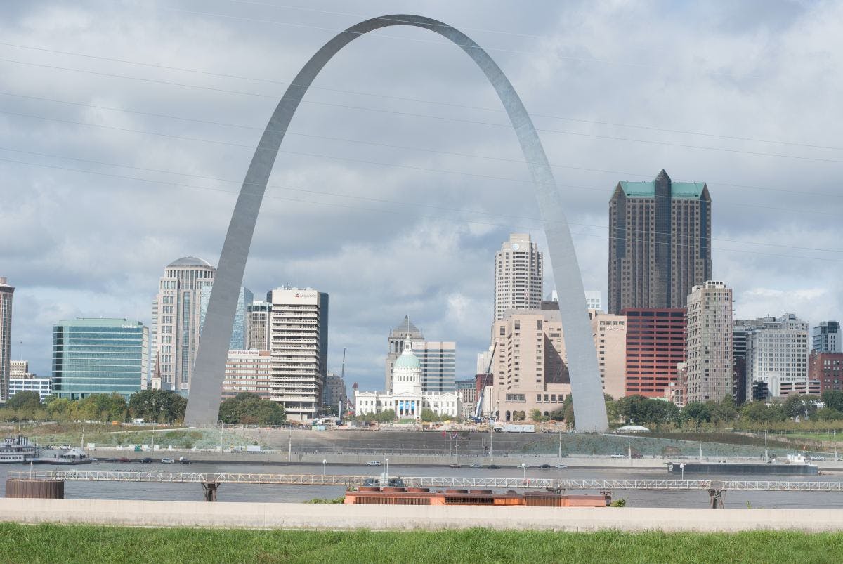 Gateway arch in front of skyline during daytime.
