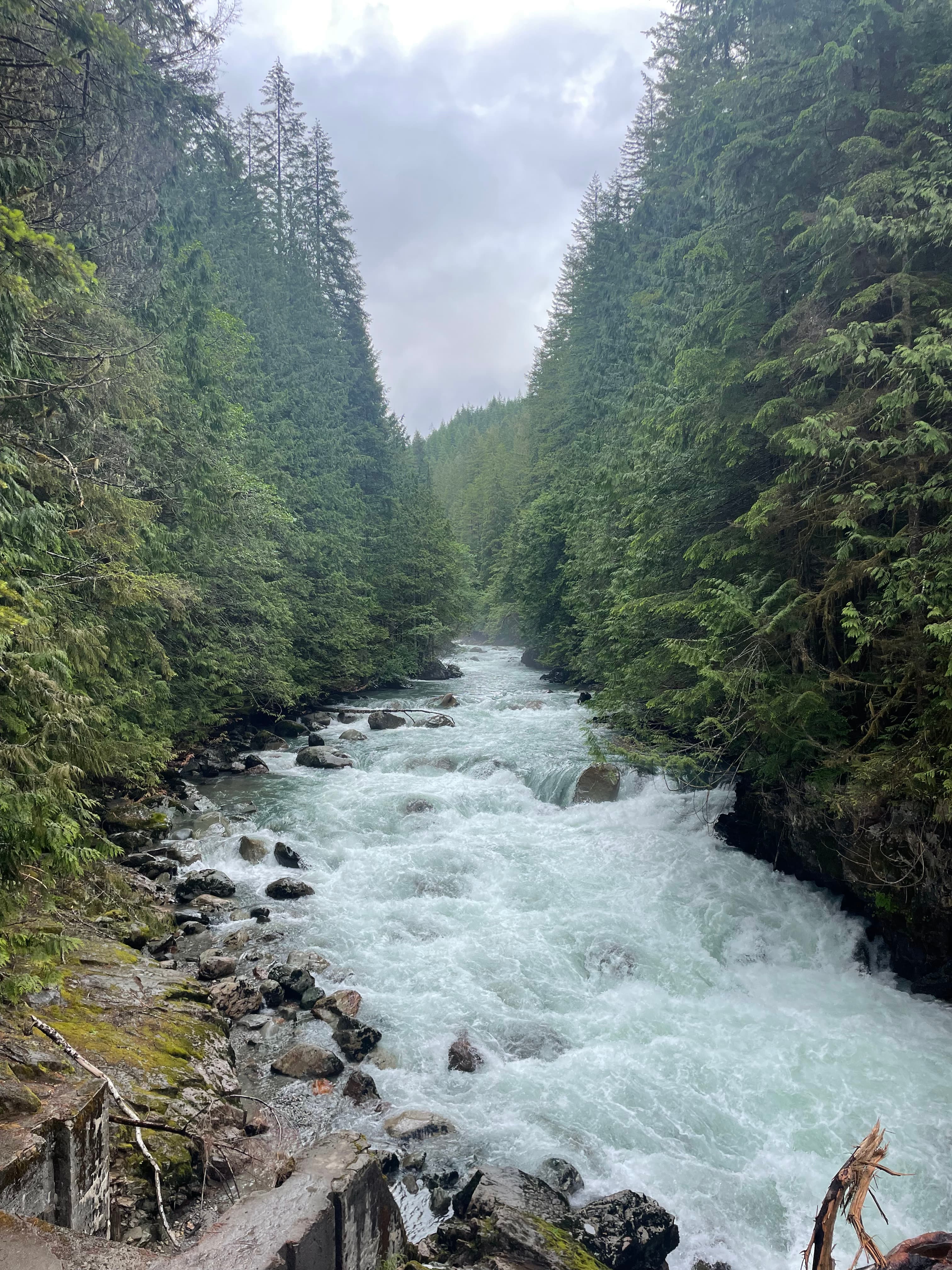 river between mountains