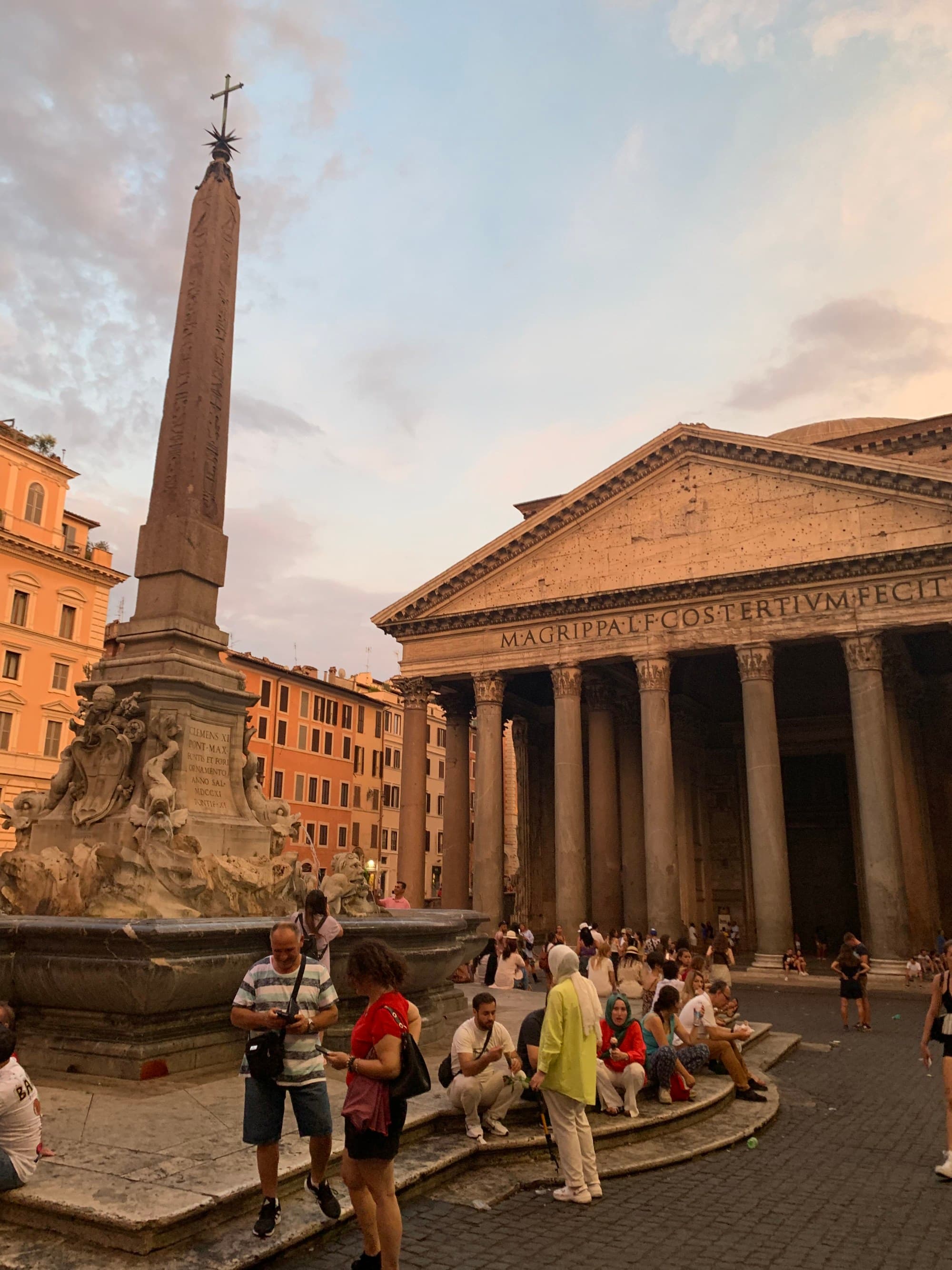 People in front of the Pantheon.