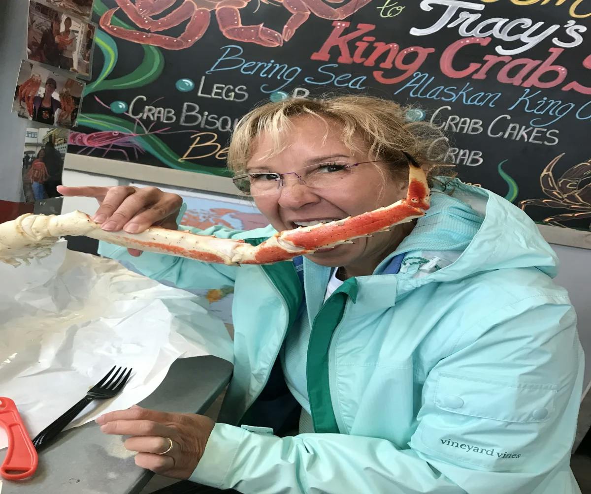 eating-crab-alaska-travel-guide