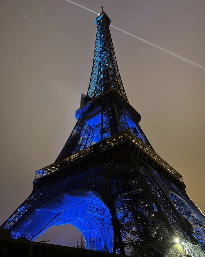 Picture of Eiffle tower in blue light
