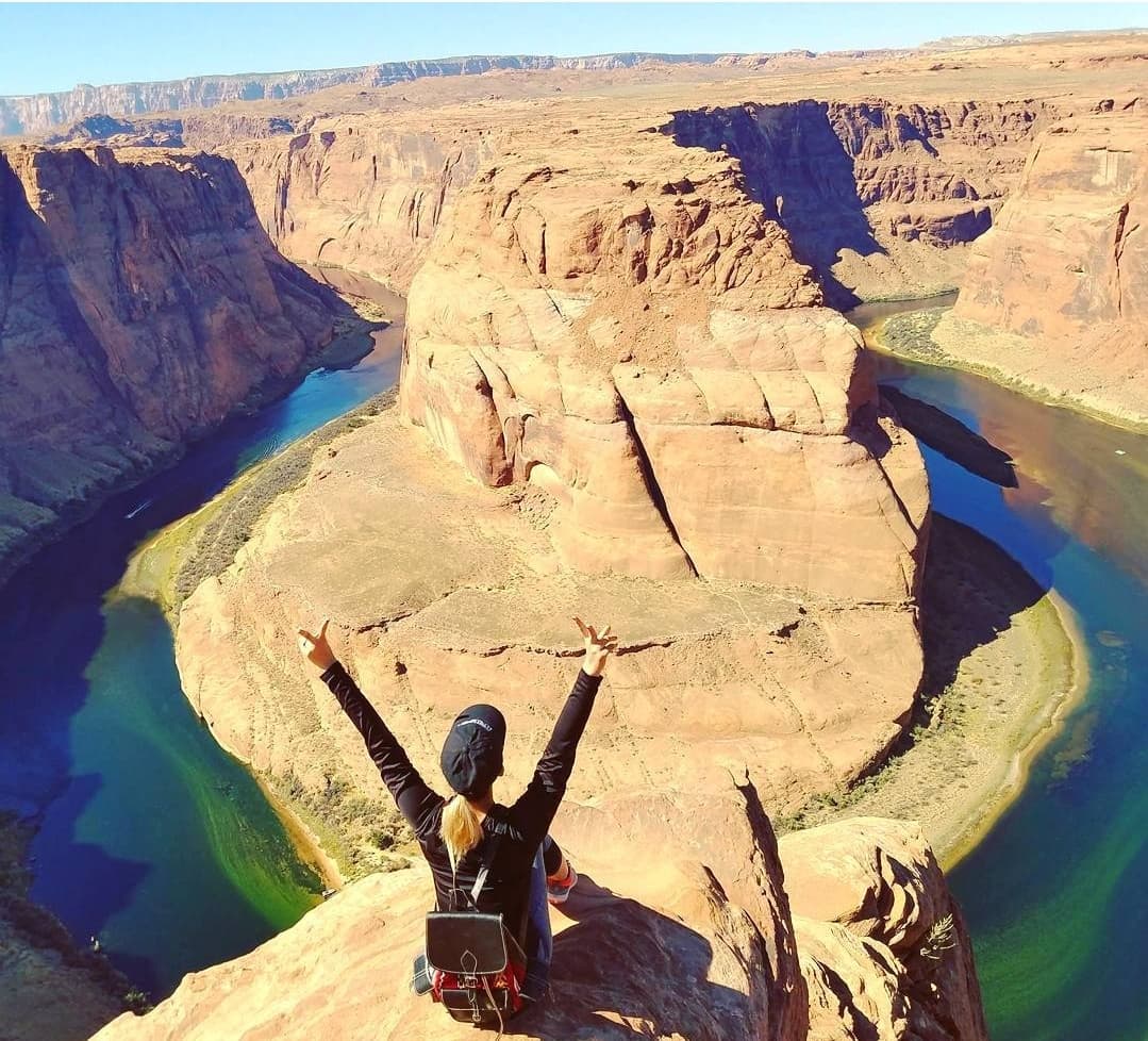 Victory sign at the Horseshoe Bend in Arizona