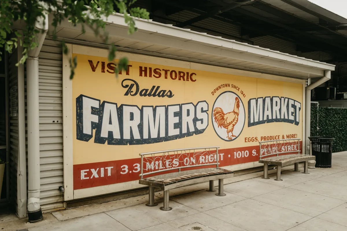 A Farmer's Market sign in Dallas.