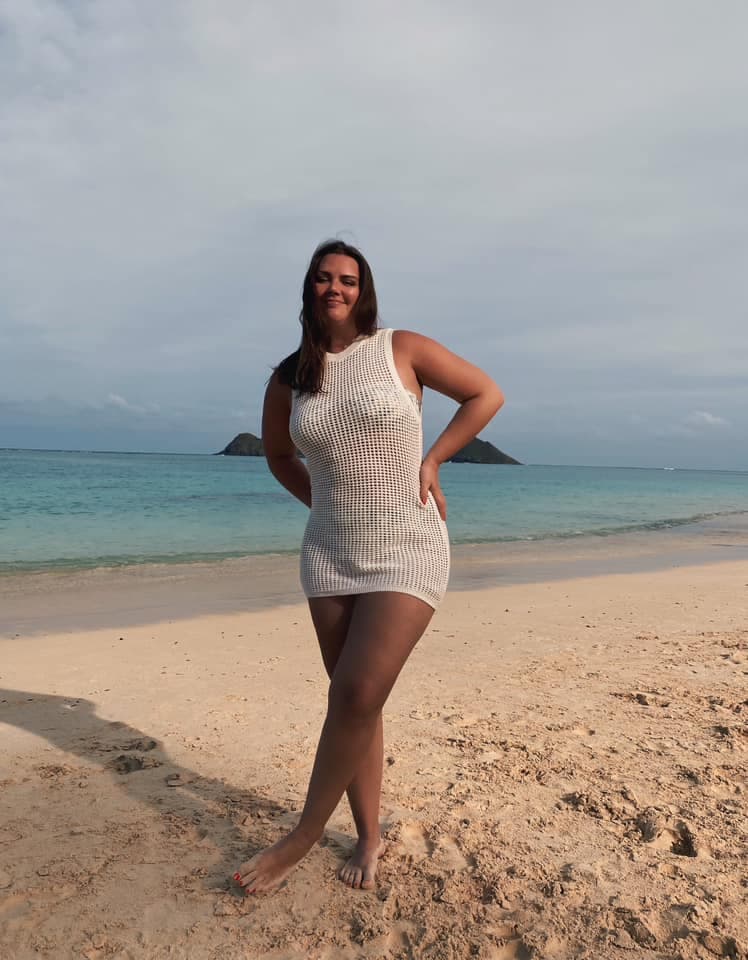 Travel advisor posing on a beach side
