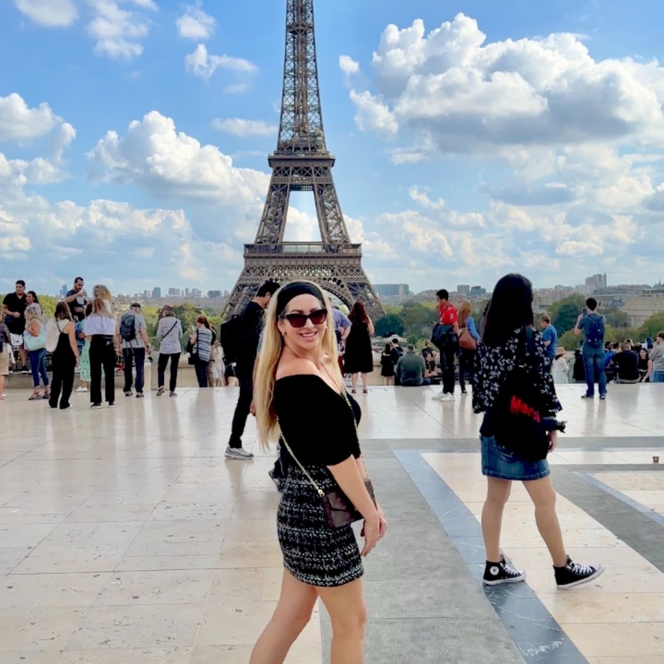 Summer in front of the Eiffel Tower