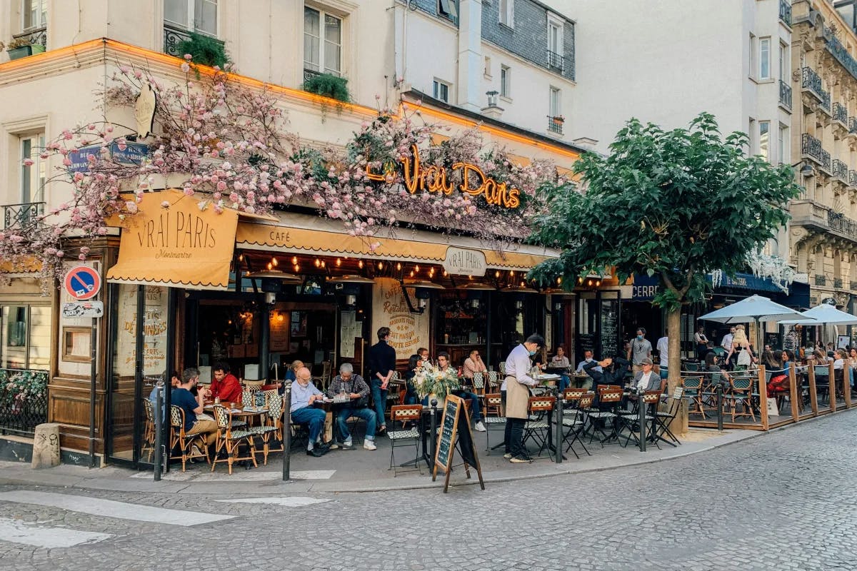 outdoor-restaurant-paris-travel-guide