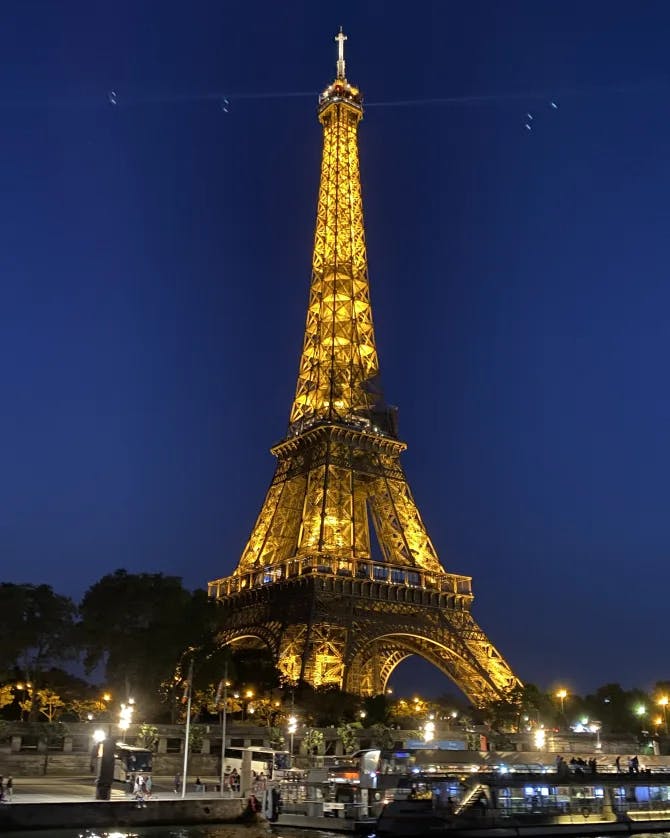 A beautiful view of Eiffle Tower at night