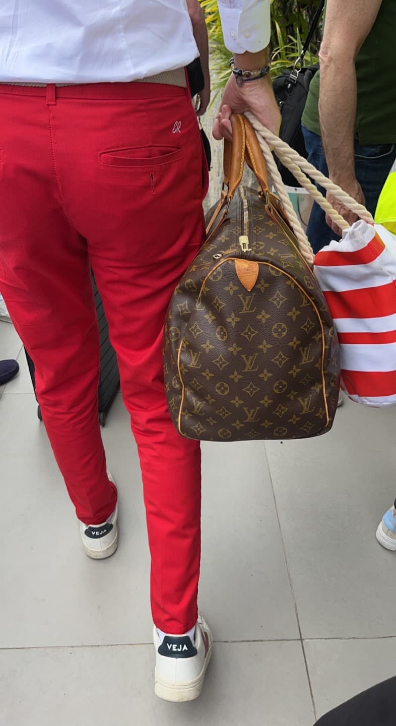 Travel advisor holding a bag