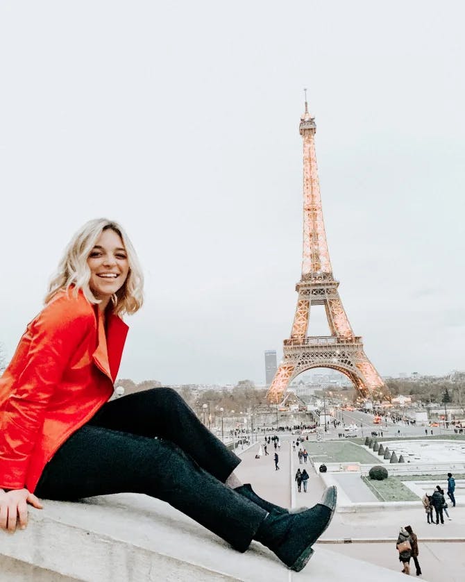 Travel advisor posing in front of the Eiffel tower