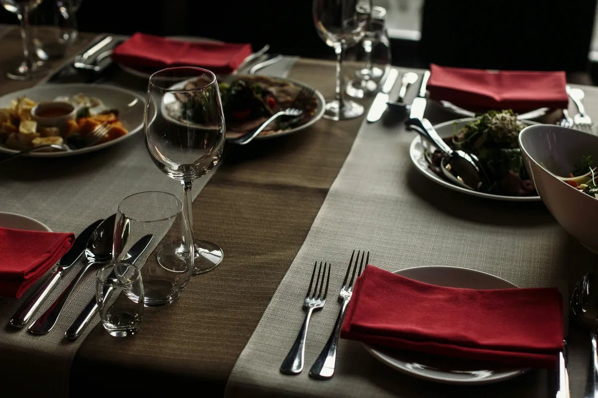 dining-table-at-restaurant-nashville-travel-guide