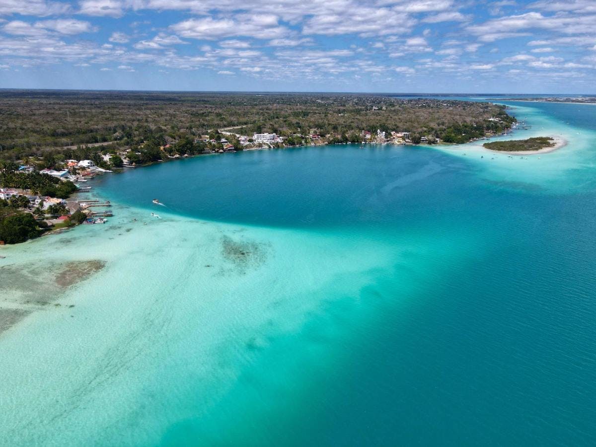 Turquoise lagoon in Bacalar on a bright day.
