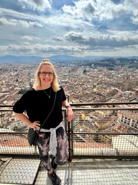 Travel advisor Floria on the rooftop with city view