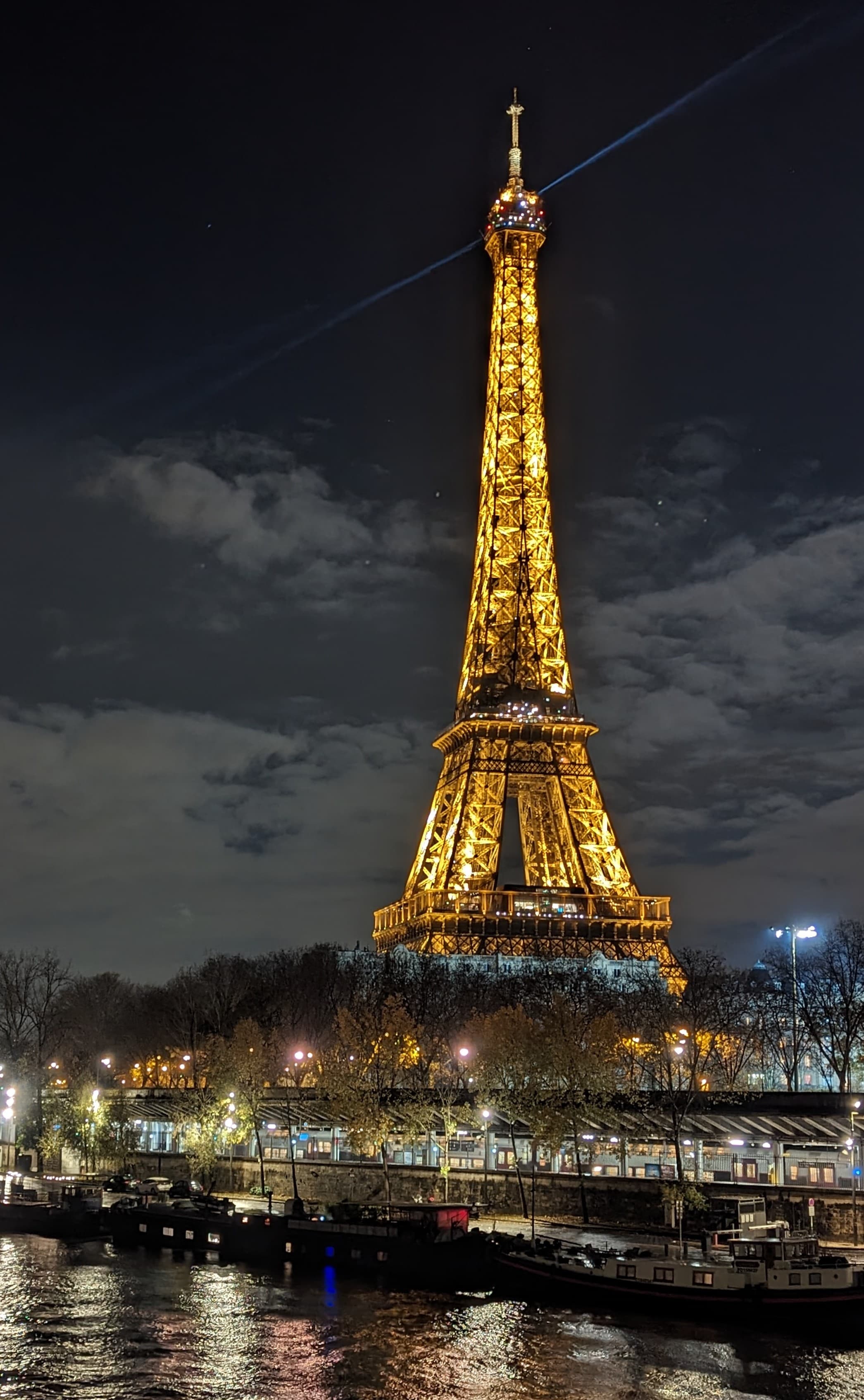 Picture of Eiffle tower in night lights