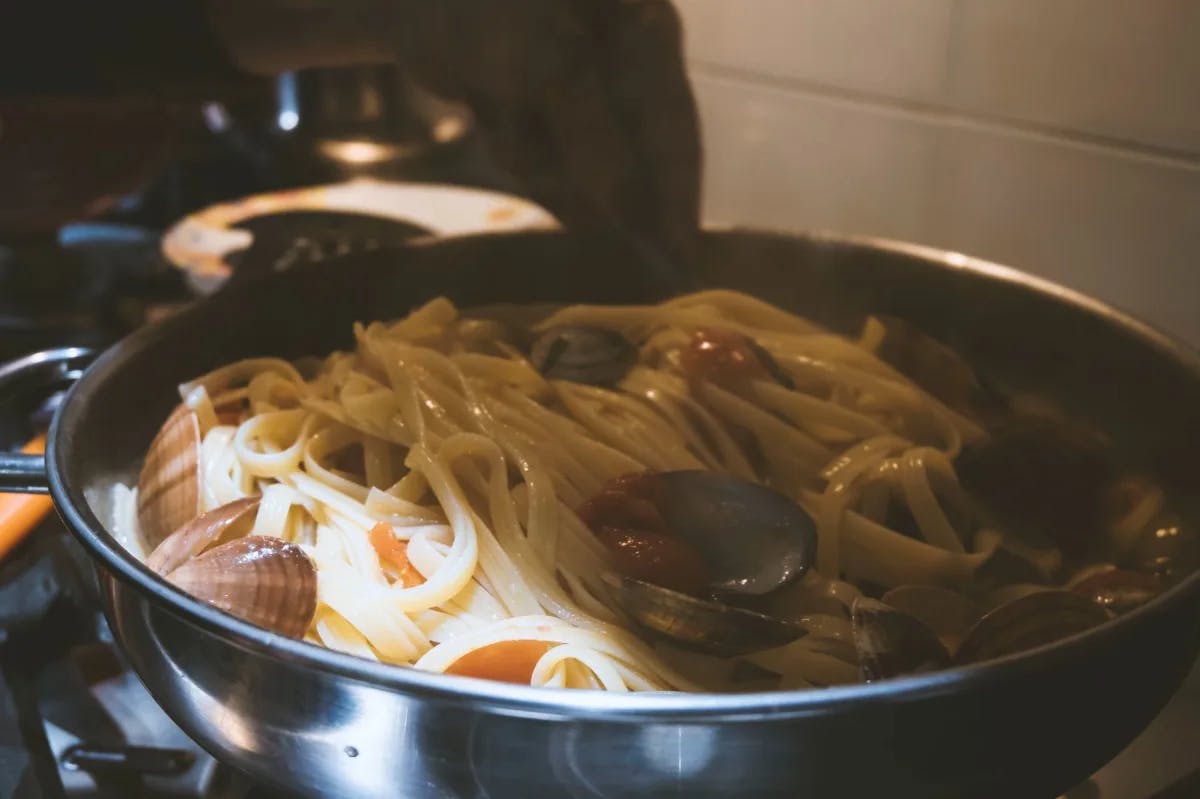 spaghetti with clams in a pot
