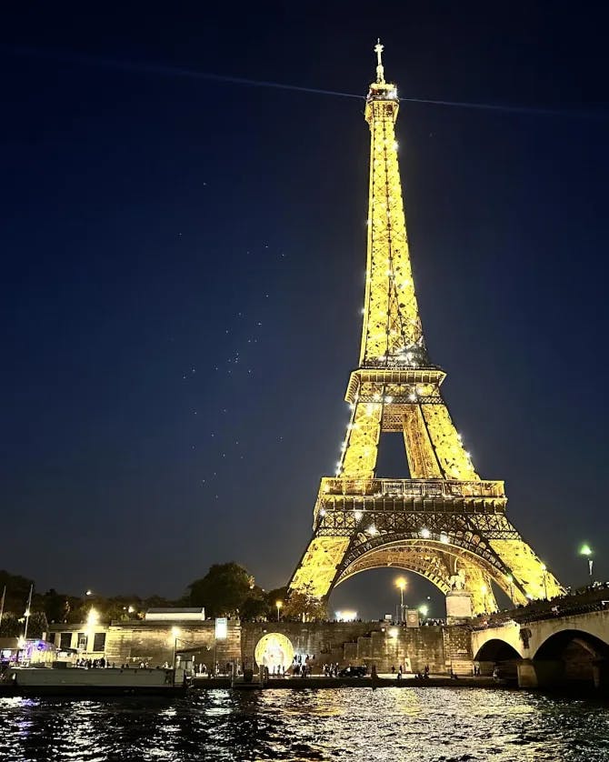 Picture of Eiffle tower at night light