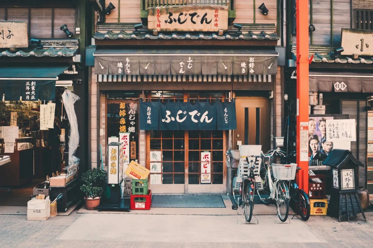outdoor-restaurant-tokyo-travel-guide