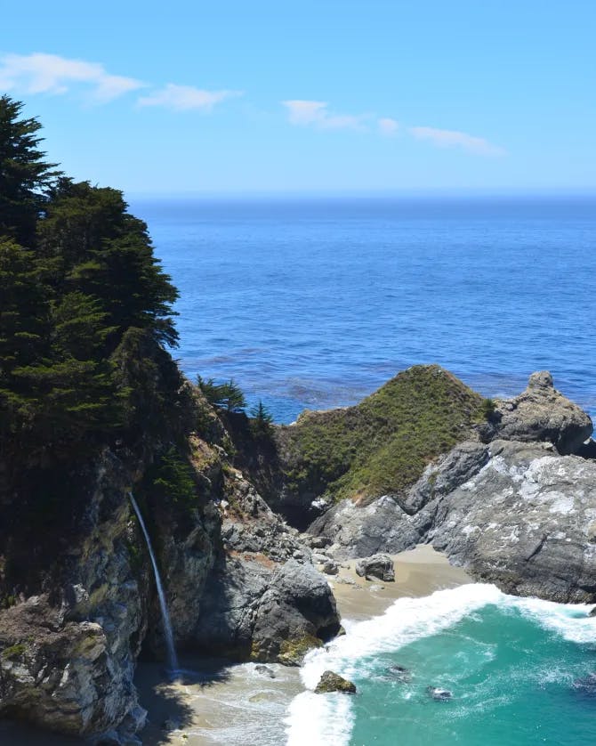 Picture of blue water, rocks and the ocean at Julia Pfeiffer Burns State Park