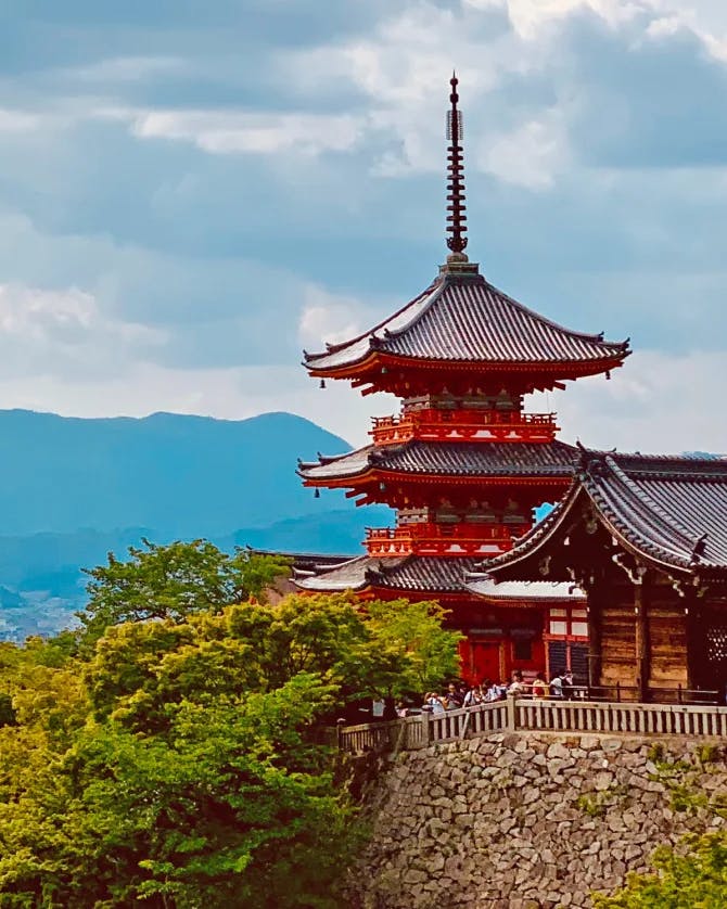 Picture of Kiyomizu-dera temple in Japan with mountains in the background 