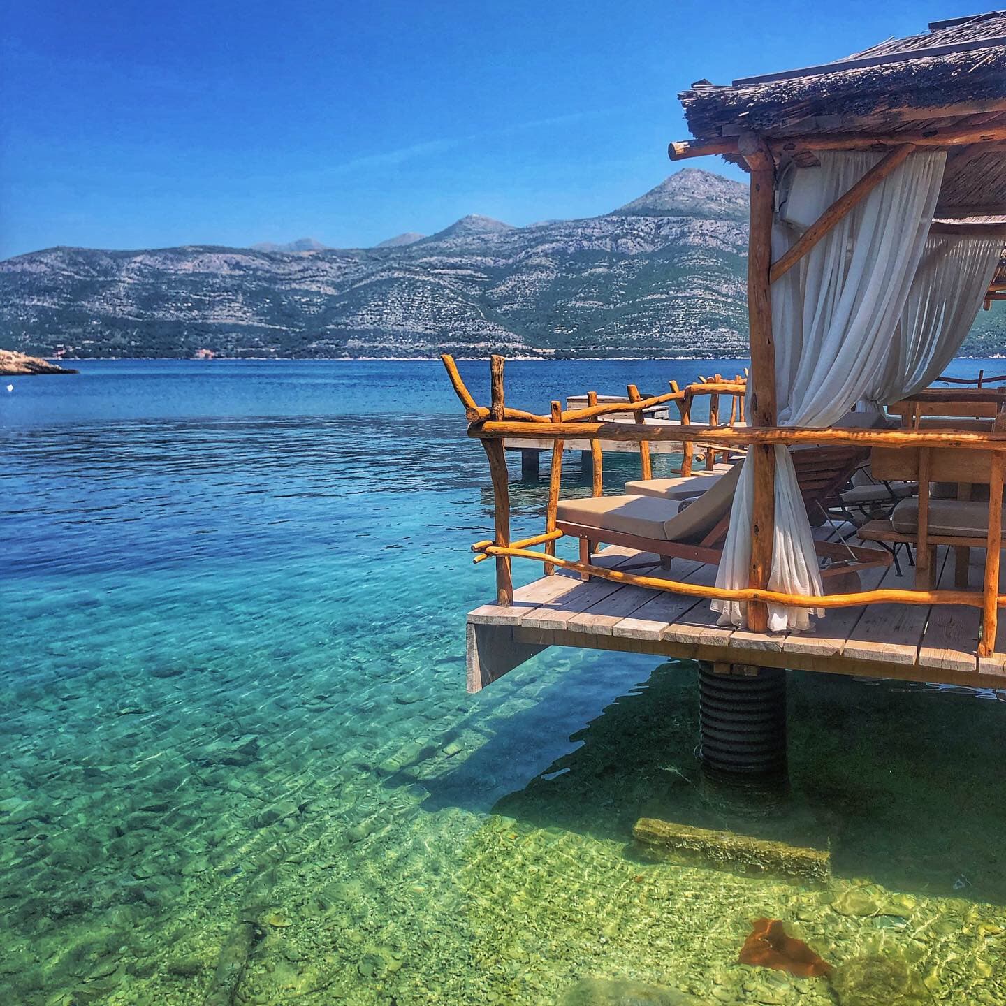 A hut on the lake side