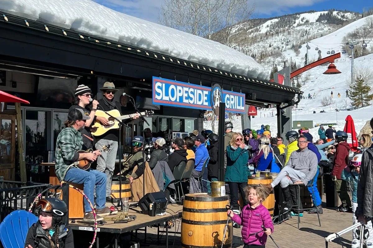Dining and entertainment with mountain view at Slopeside.