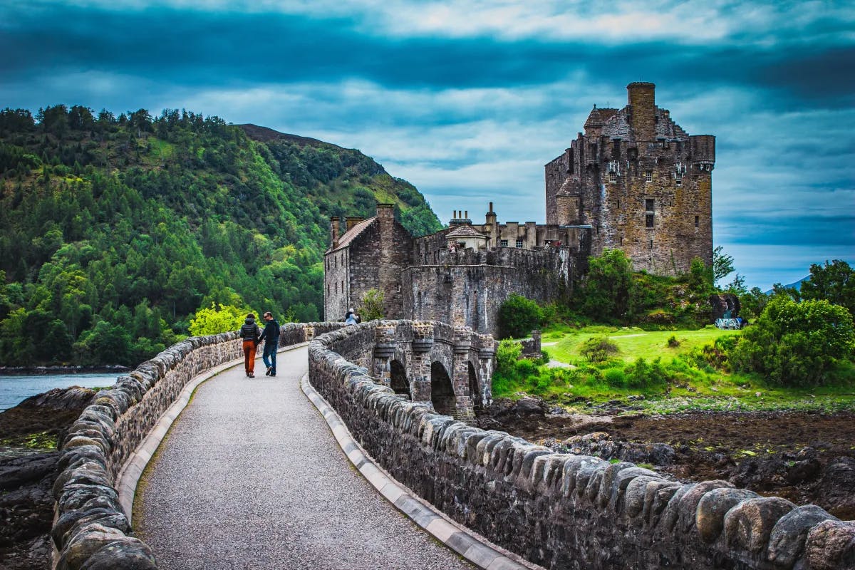 man-woman-on-bridge-scotland-travel-guide