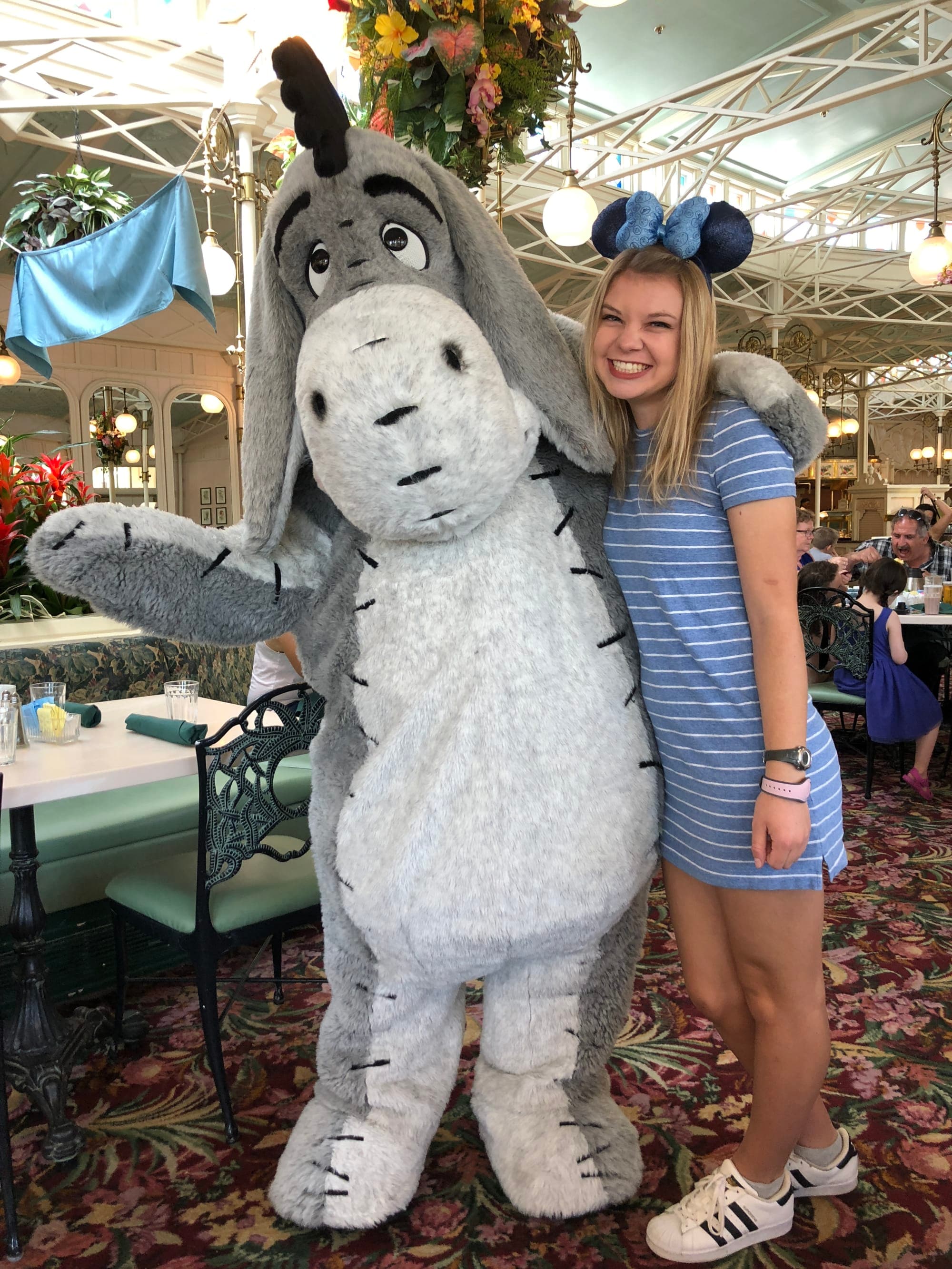 Magic Kingdom Eats & Treats: Your Ultimate Guide to Dining and Shopping curated by Maddie Bragg