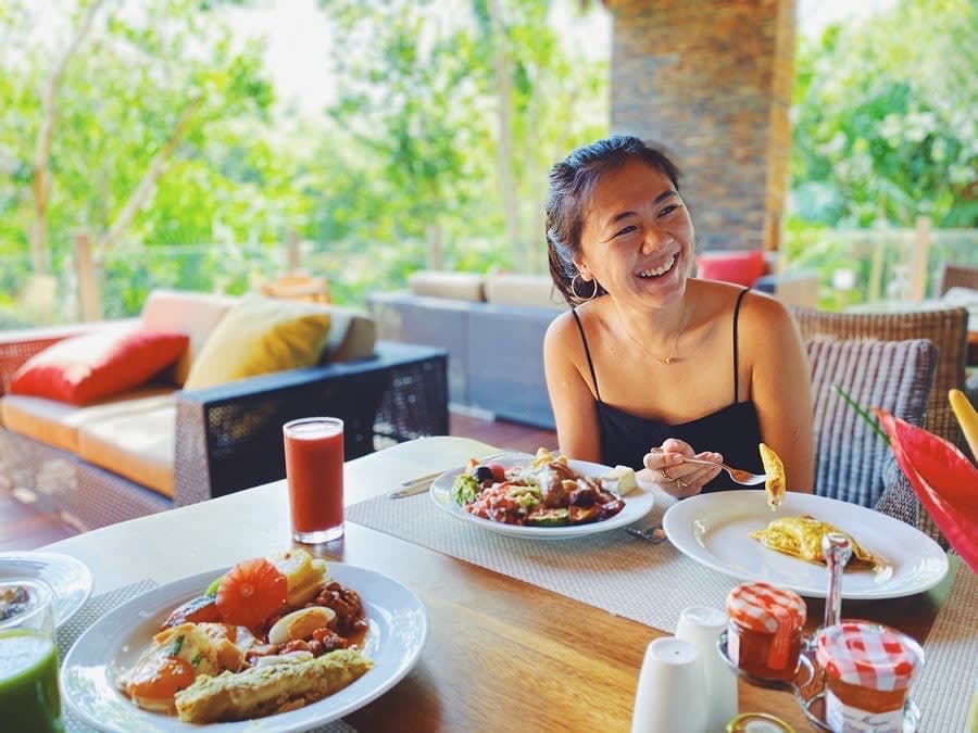 Picture of Alice having a lunch