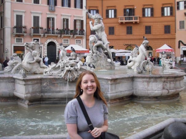 Laura posing in front of a large fountain sculpture in Piazza Navona, Rome