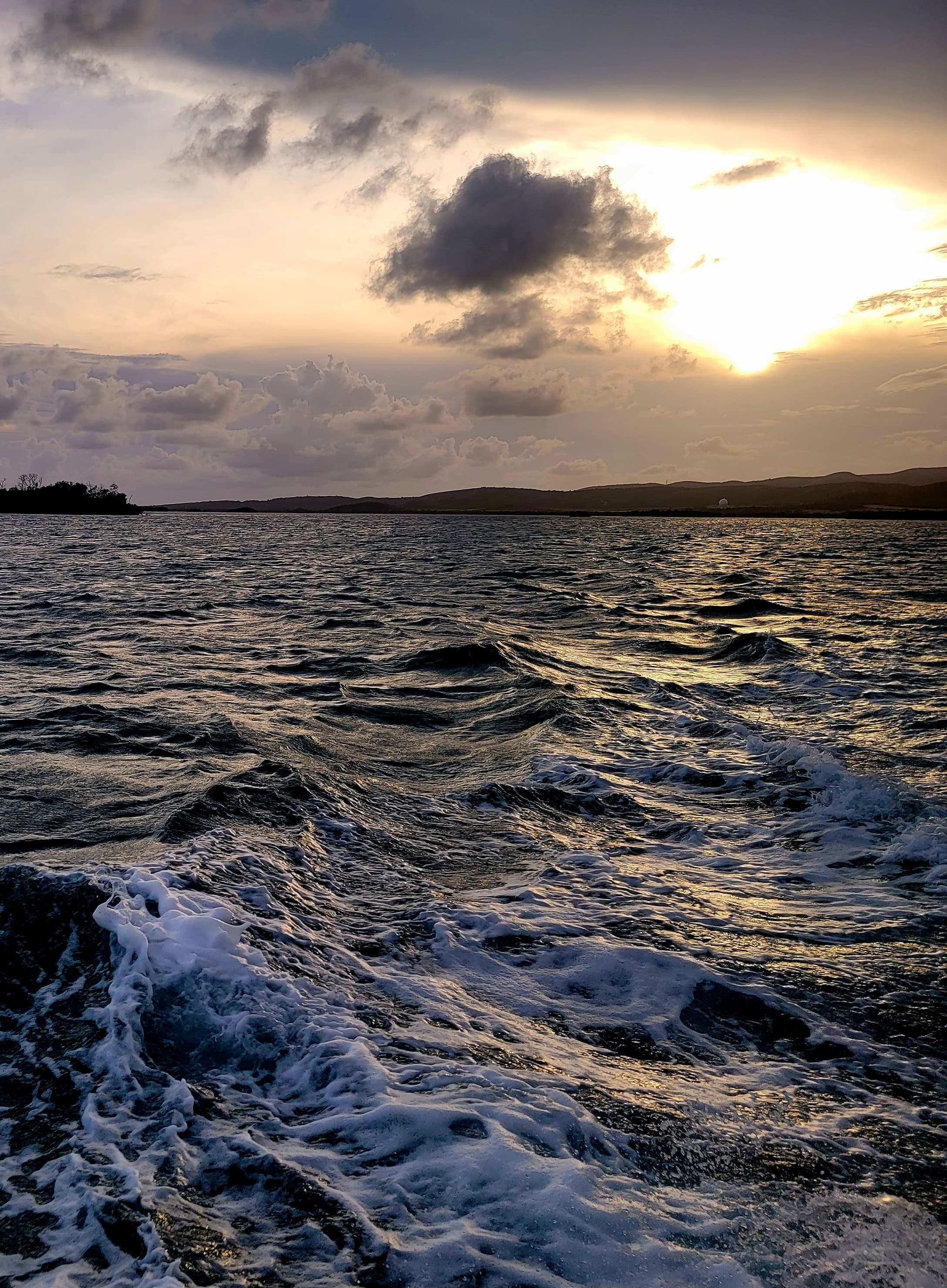 Beautiful picture of the ocean with overcast weather.