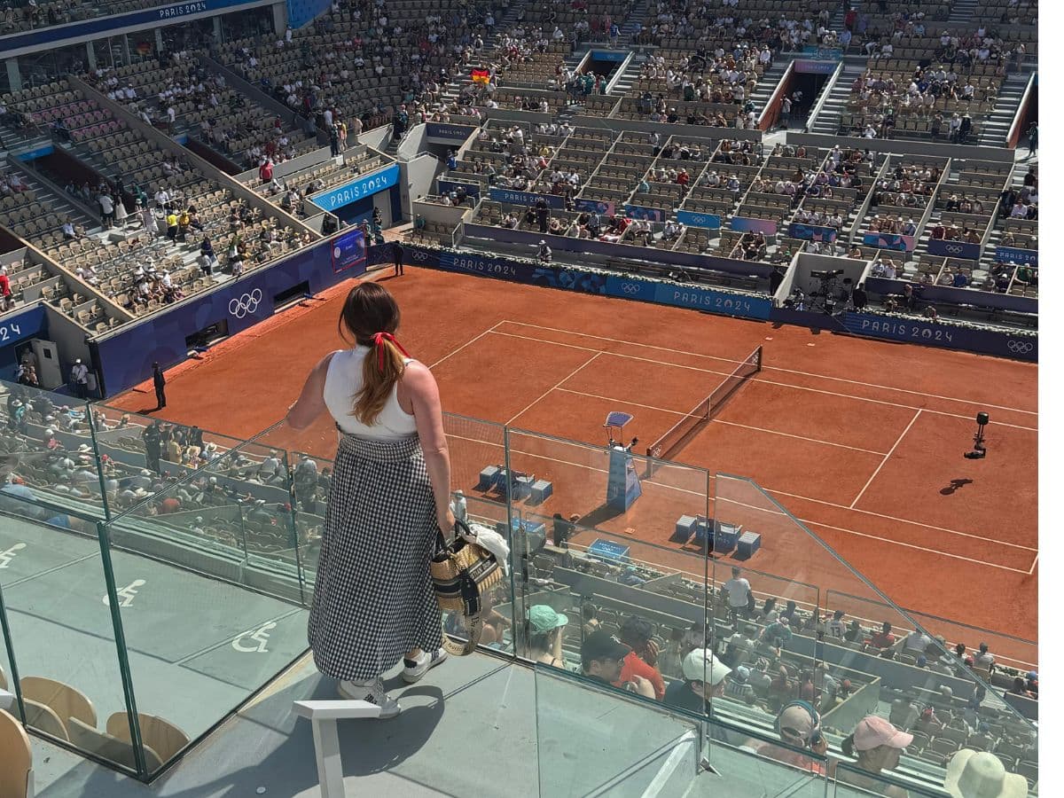 A view of a tennis match during the daytime.