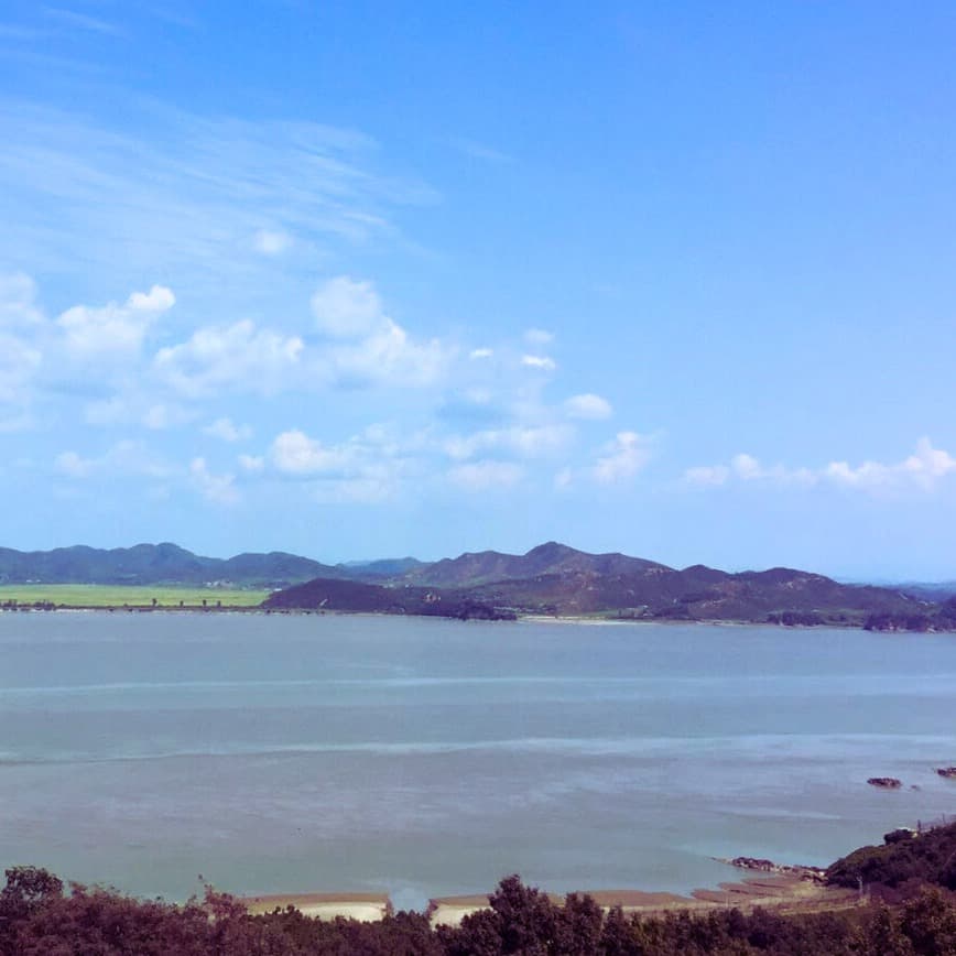 Island during daytime.