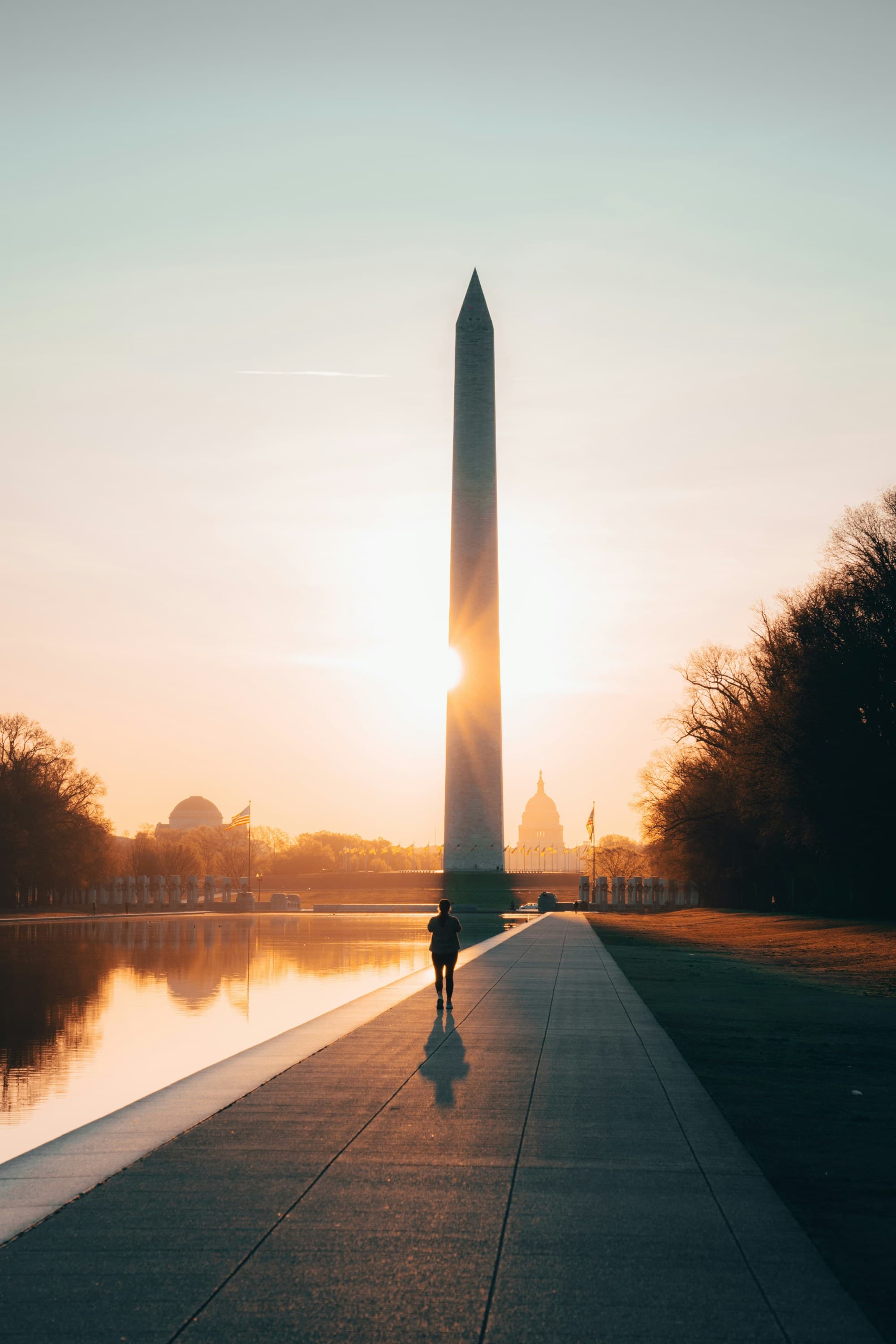 A picture of Washington Monument taken during the sunrise