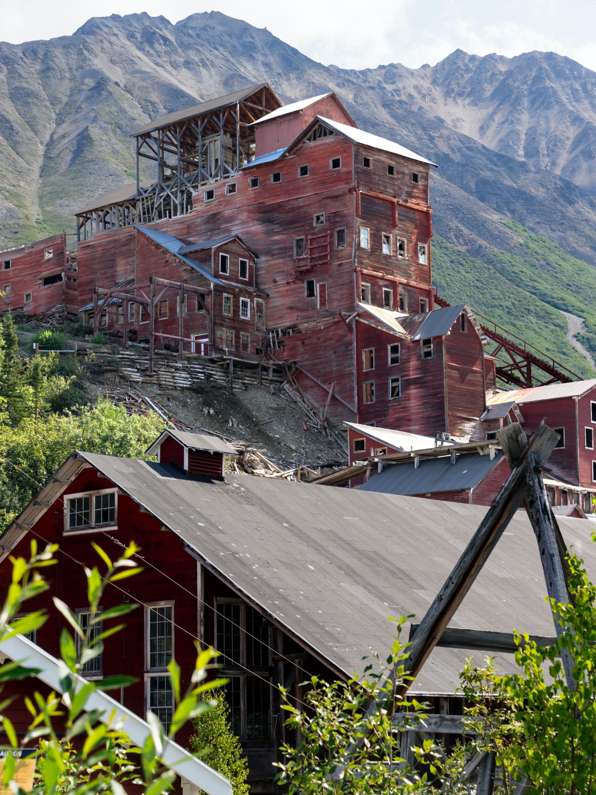 Brown reddish house near mountain.