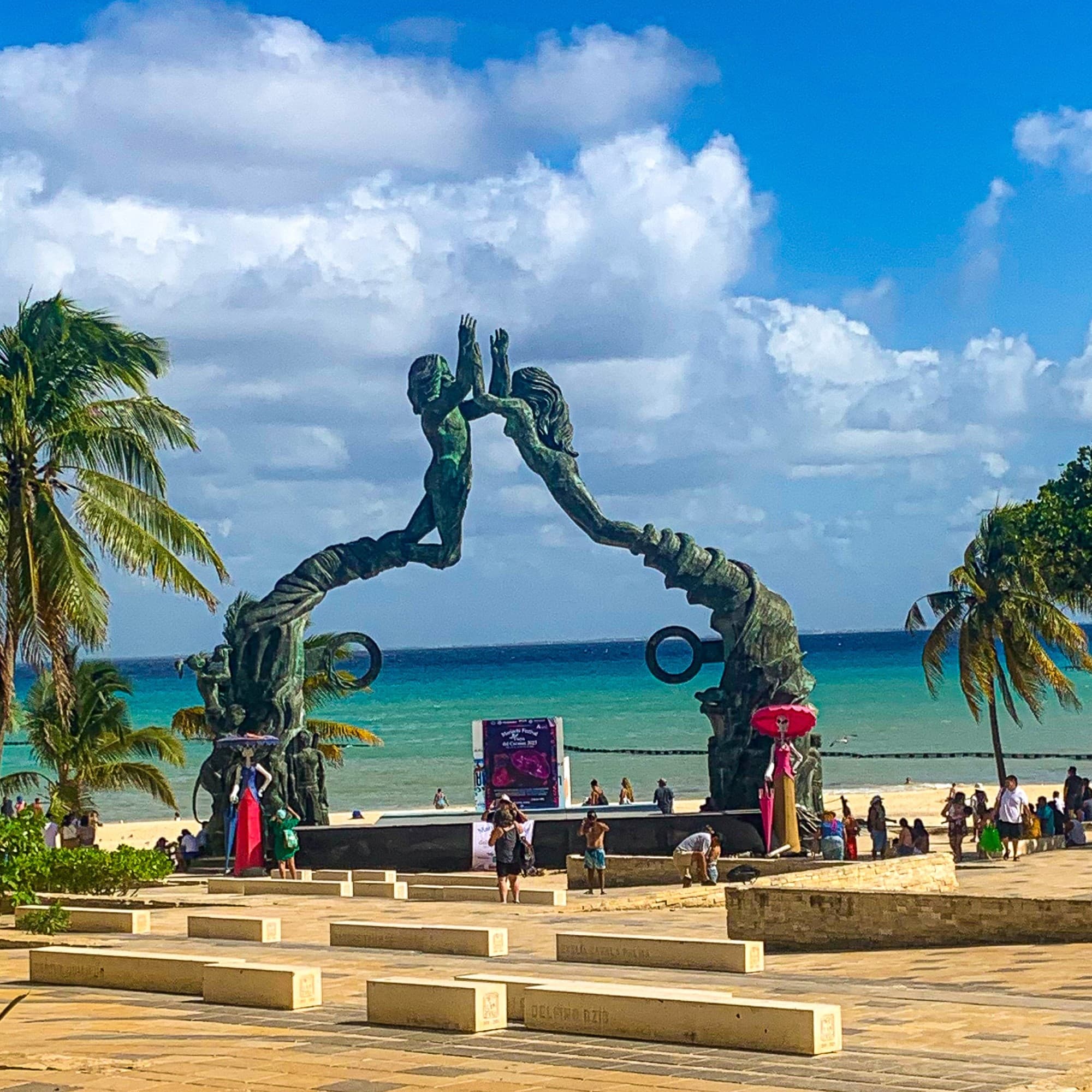 Statue of a man and woman on a beach.