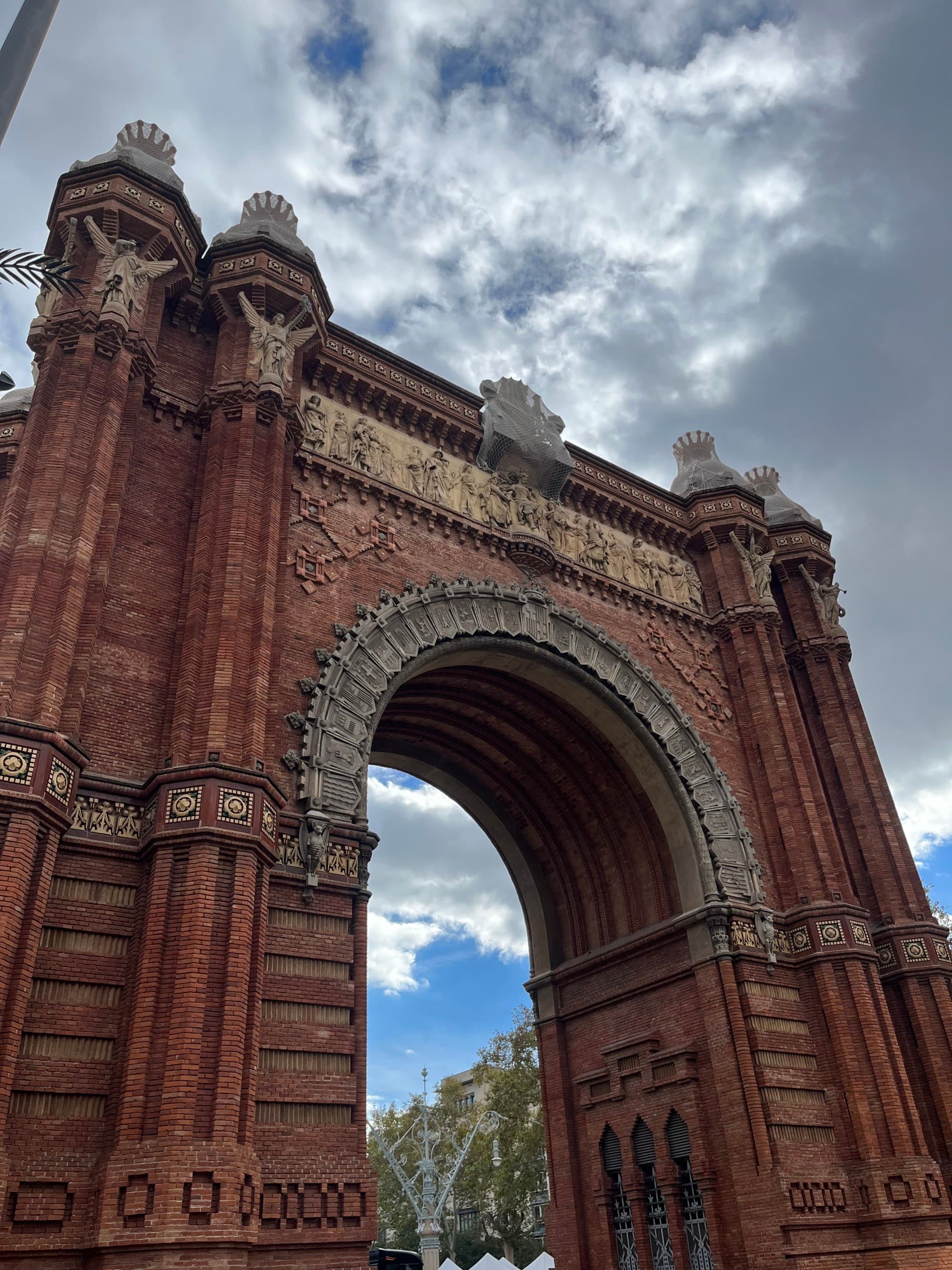 Arc Triumph picture taken from a low angle during daytime.