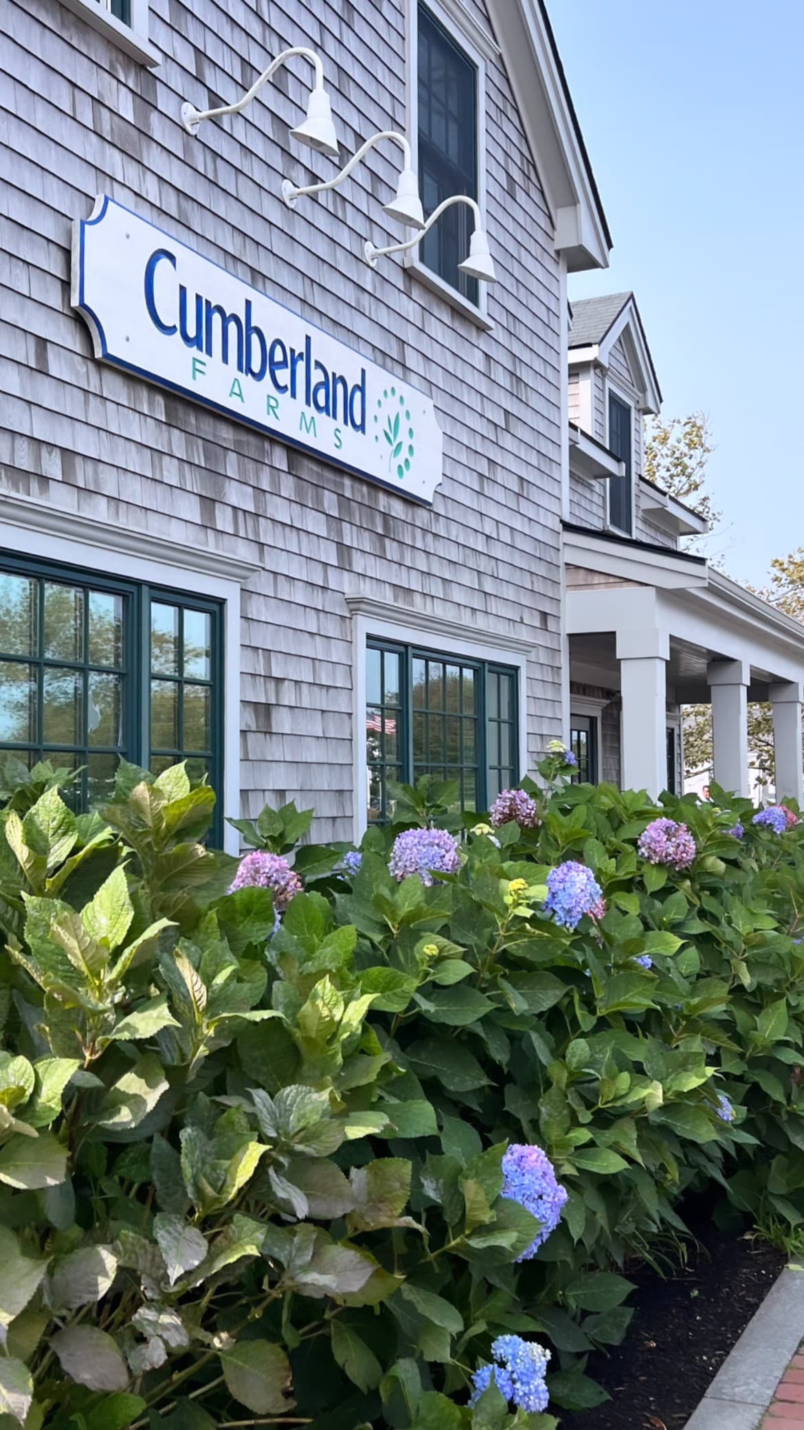 A building with sign Cumberland Farms.