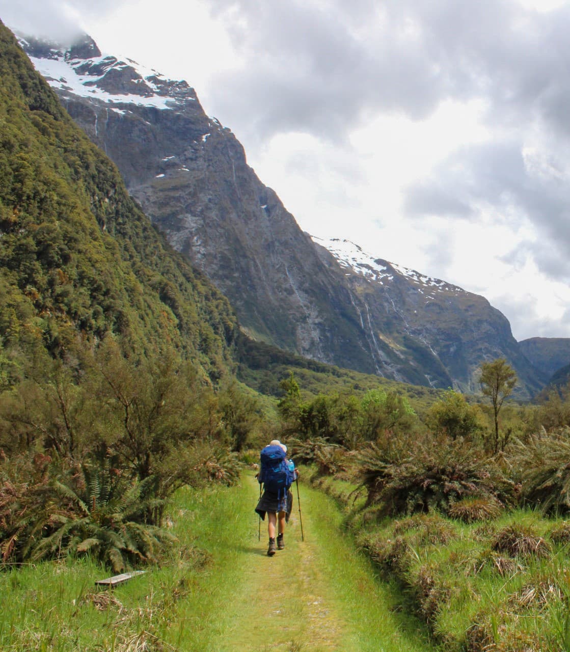 Hiking in New Zealand offers breathtaking landscapes making it a paradise for outdoor enthusiasts and nature lovers.