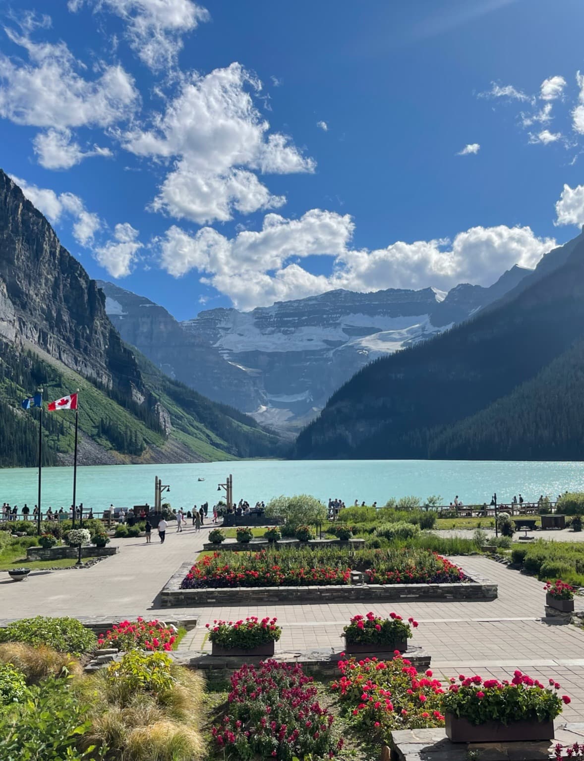 Fairmont Château Lake Louise has a stunning mountain setting.