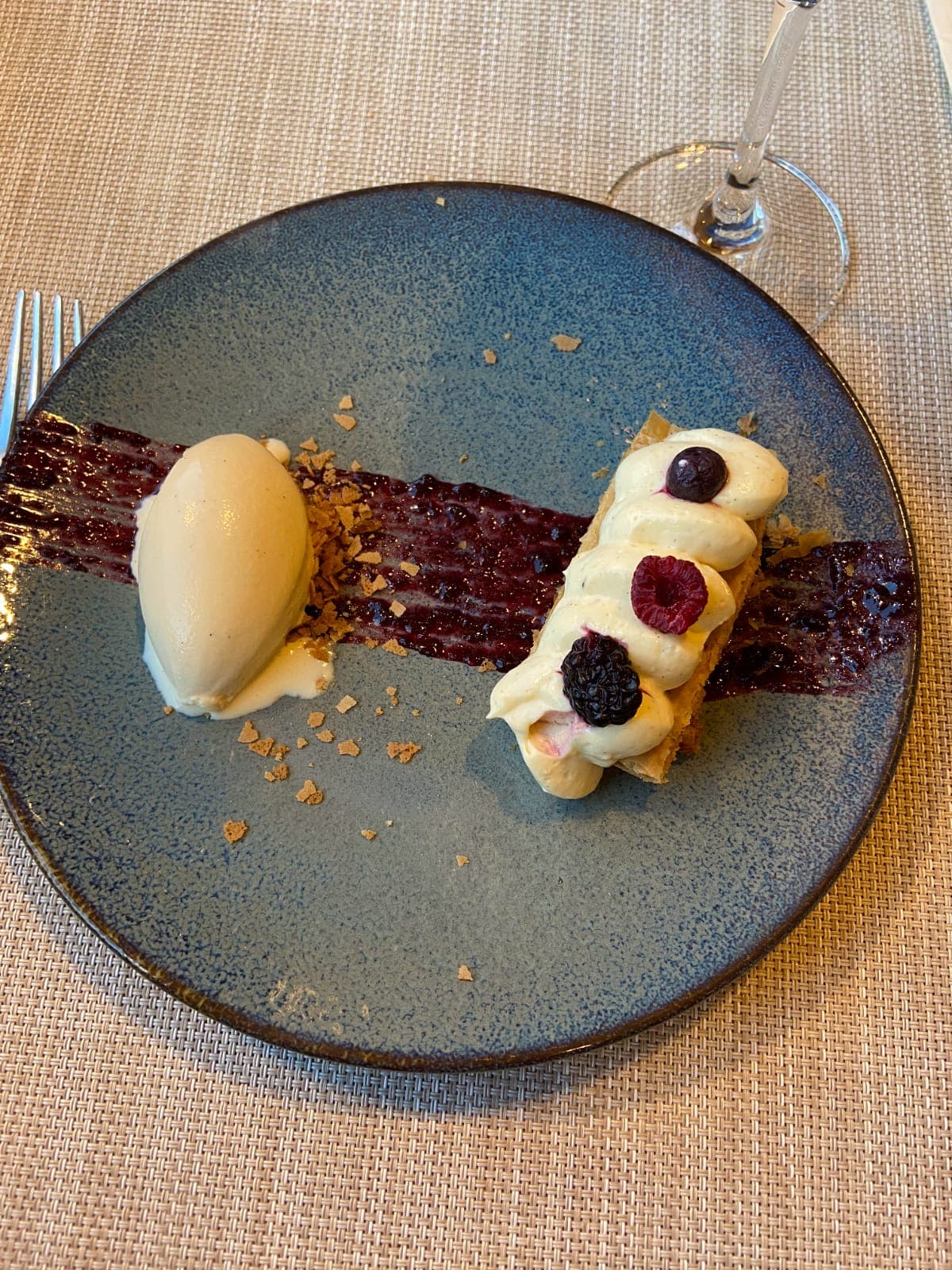 Deserts with chocolate and ice cream on a gray plate.