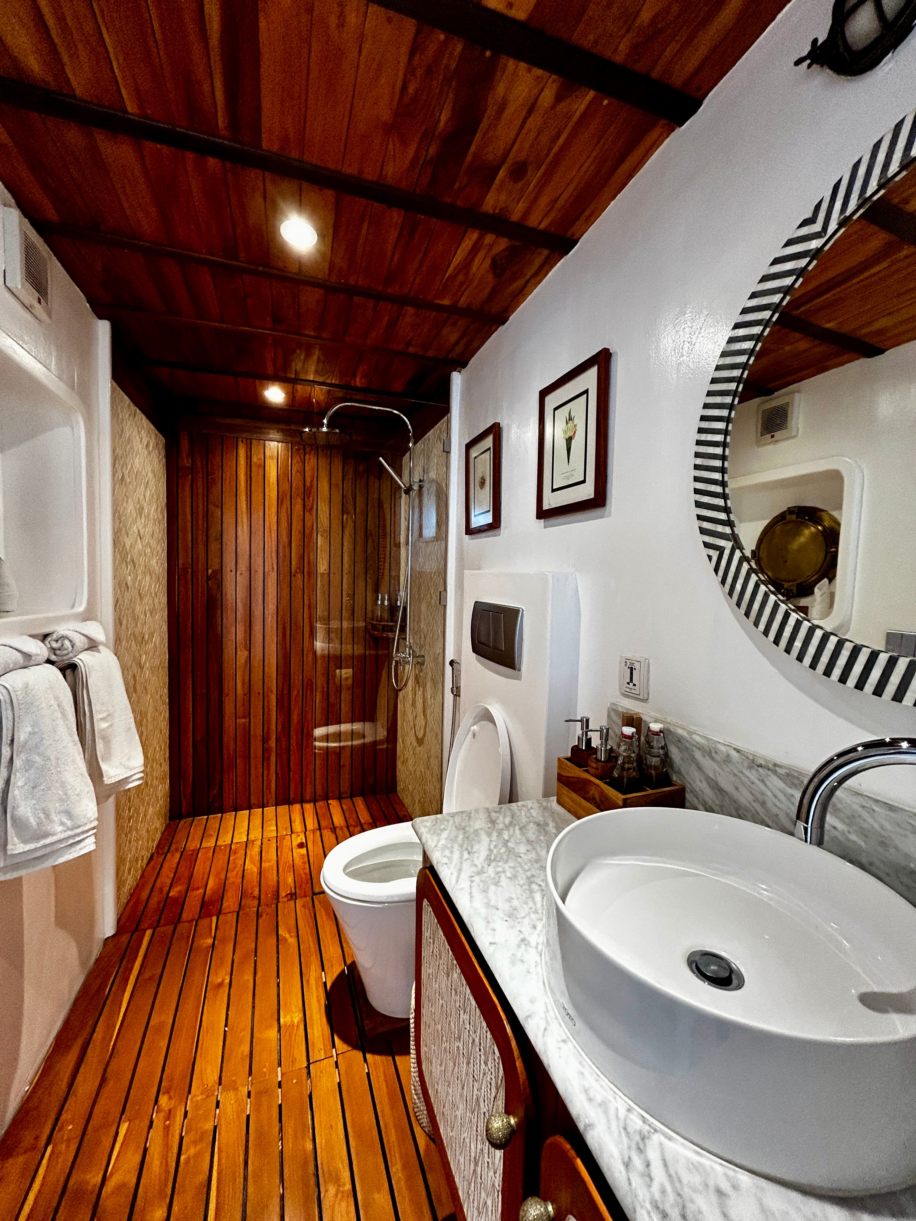 The bathroom of the private cabin.