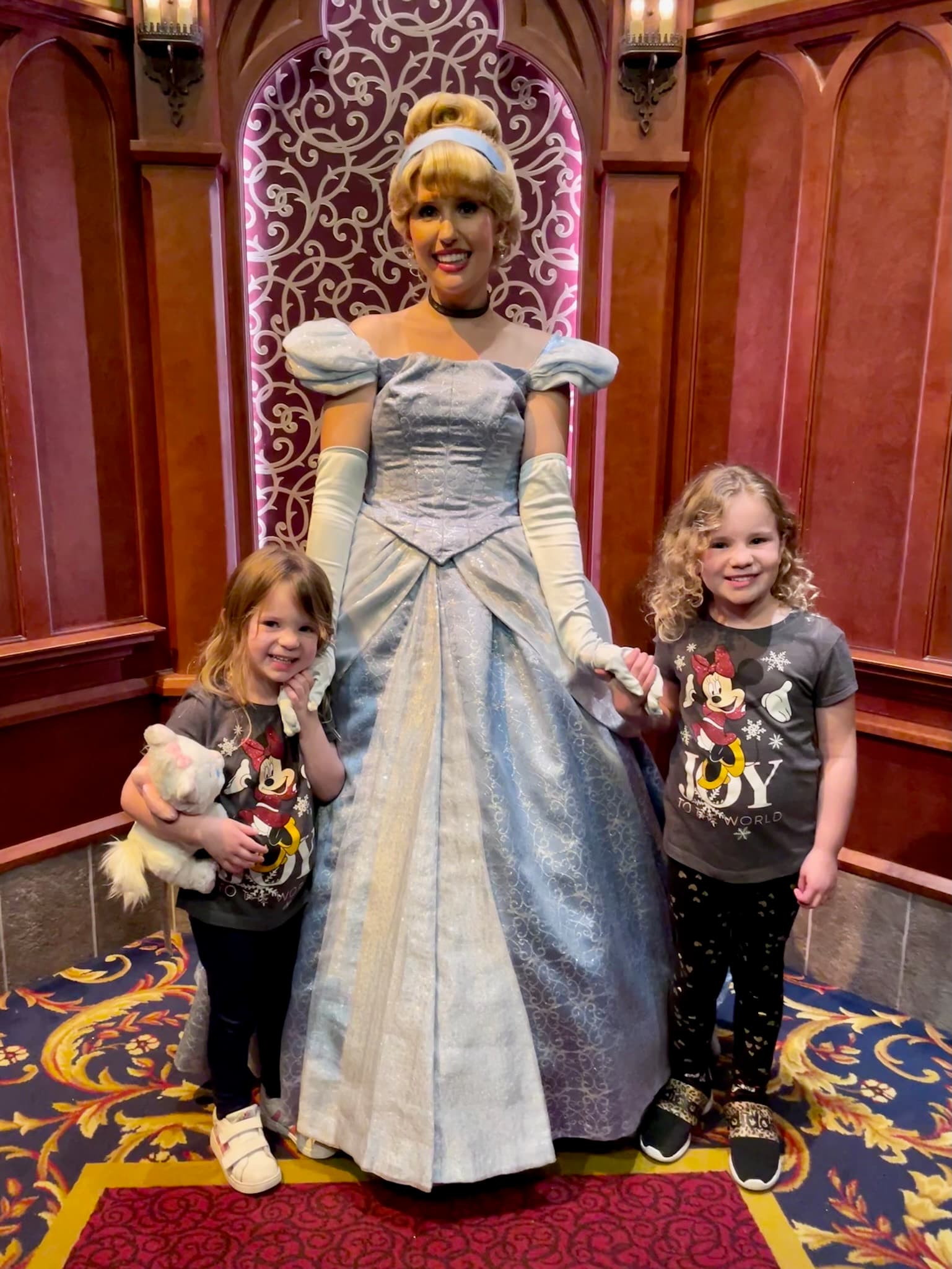 Kids posing with Cinderella