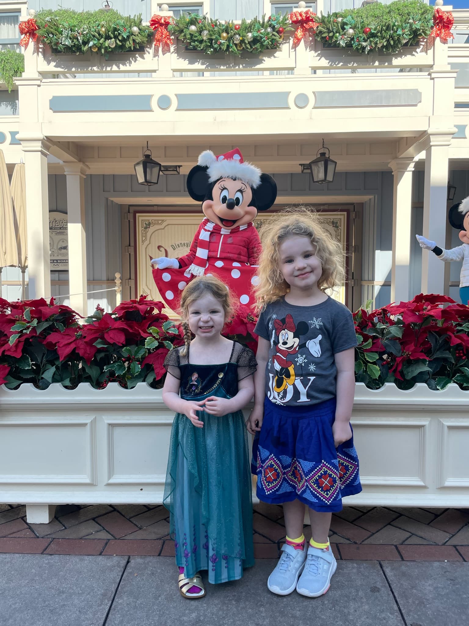 Kids posing with Minnie Mouse