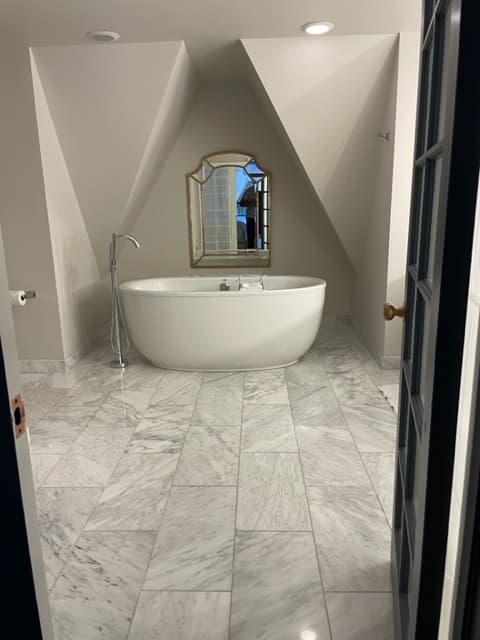 QE Suite Bathroom - Alexander Avigdor