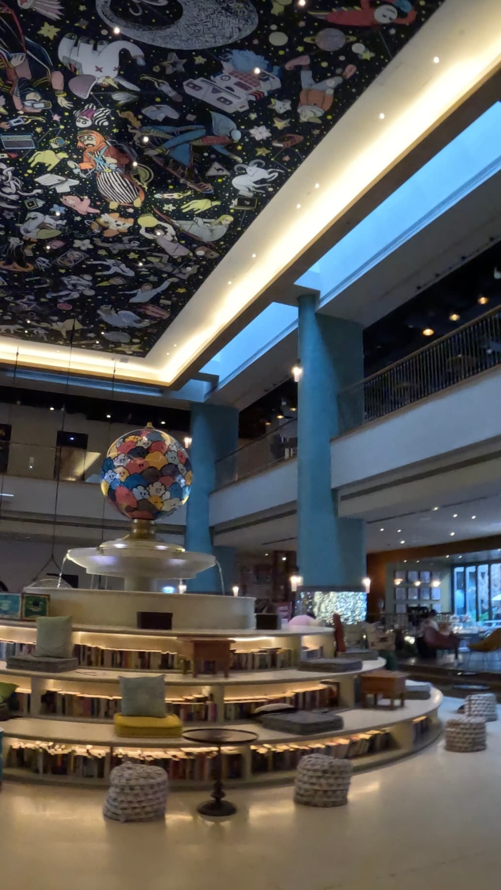 lobby - Maggie Larrea